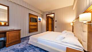 Отель Hotel Briliant Клуж-Напока Двухместный номер Делюкс с 1 кроватью или 2 отдельными кроватями, вид на город-10